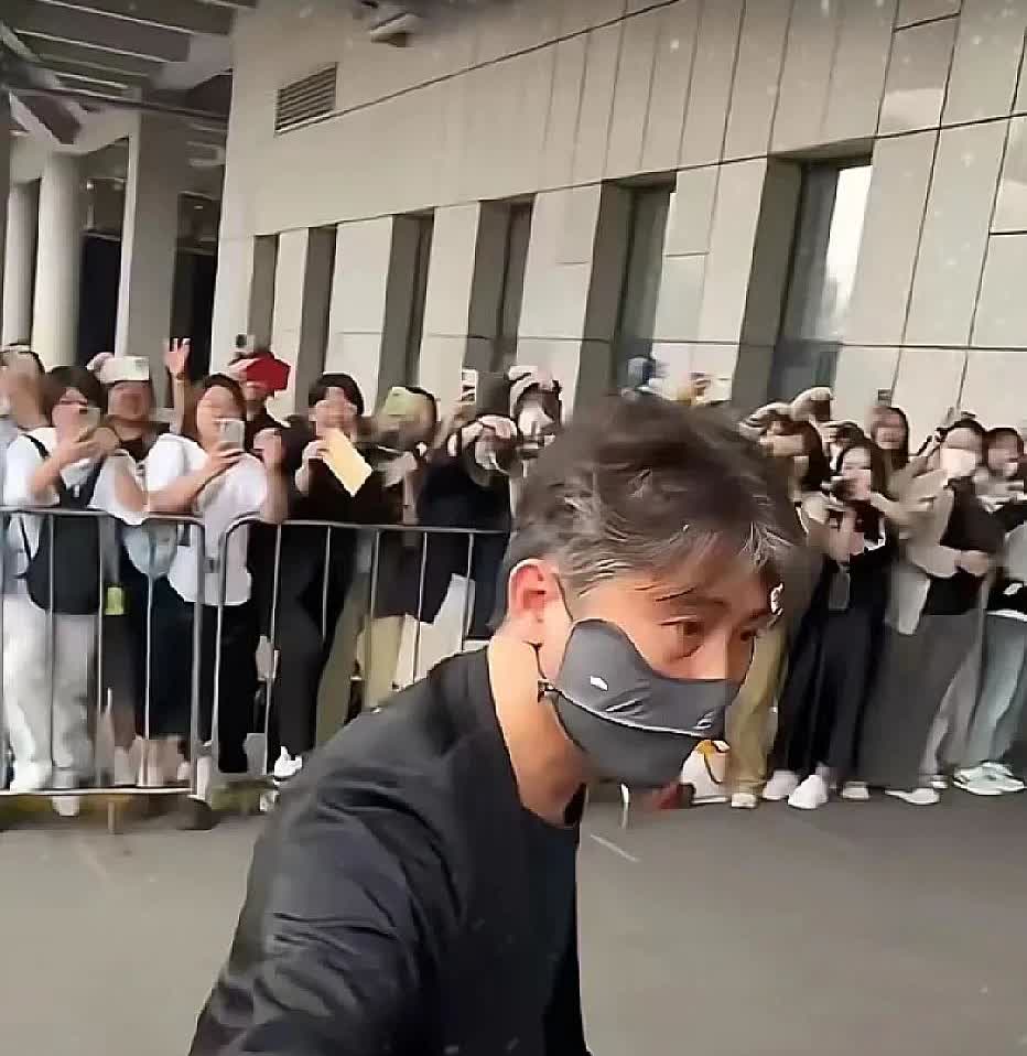 我有种预感！李乃文这么一弄，人生无常得看透了！李乃文经历至交离世，如