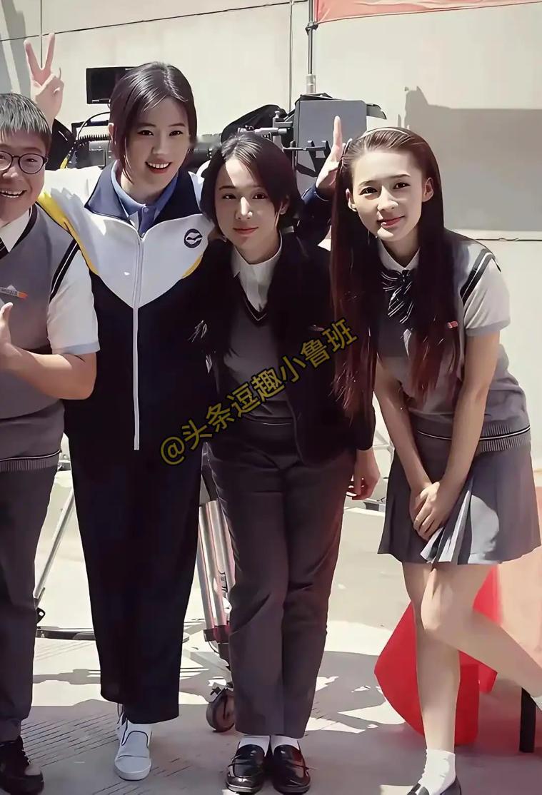 有没有认识的？李沁和刘亦菲我认识，中间的女士是谁？