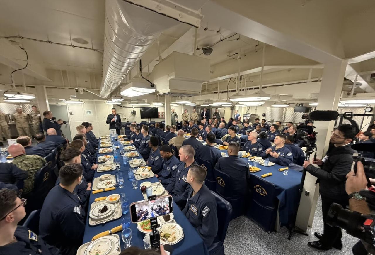 中美国航母，餐厅对比！美国的是福特级“肯尼迪号”航母，而中国的是山东舰。