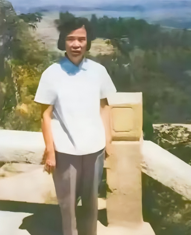 贺子珍在庐山上的一张留影，昔日的女红军，晚年过得并不如意！1959年，在庐
