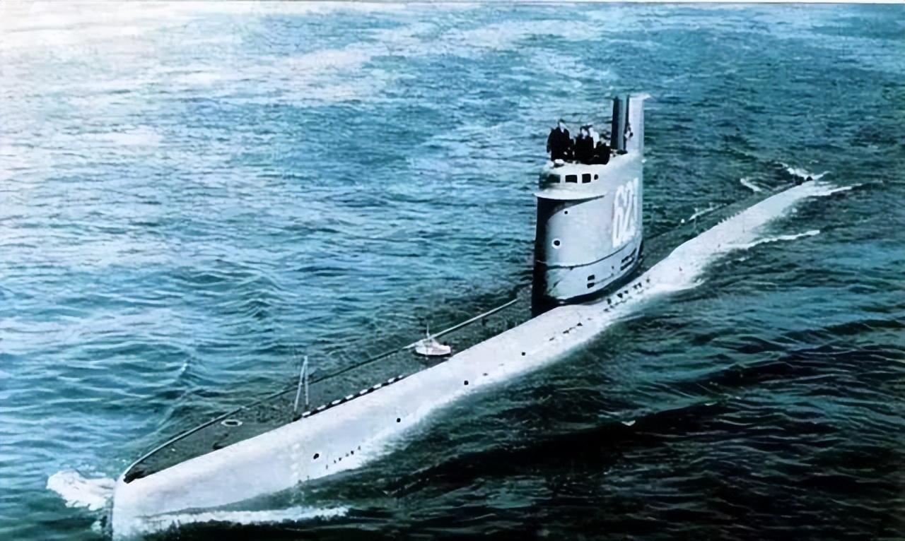 1981年，一艘苏联潜艇在瑞典海岸搁浅，瑞军迅速将其包围。瑞典海军喊话要求登