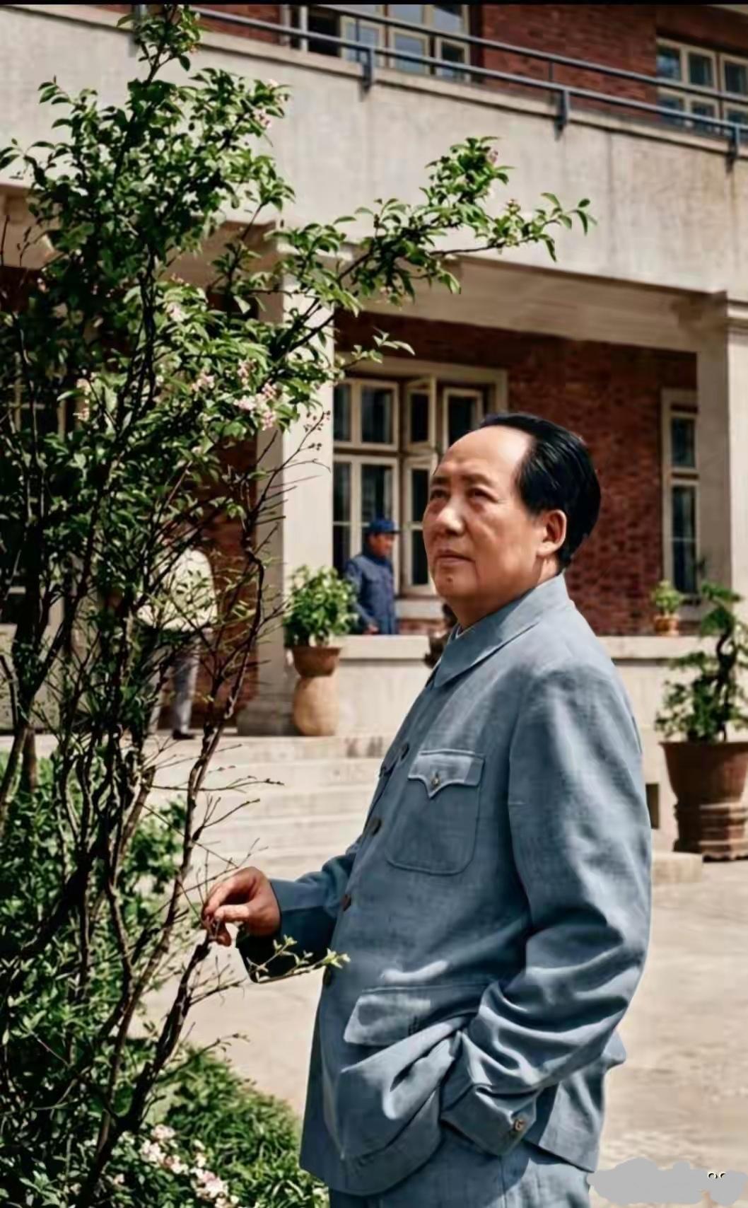 “来，拍一张！希望你技术进步，工作进步，全心全意为人民服务。”那时，百忙之中，毛