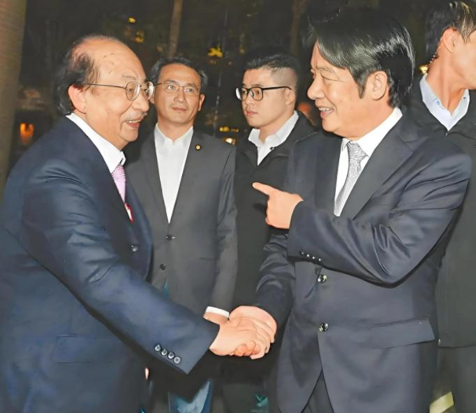 民进党自己缩回去了！在民进党当局对洪秀柱参加我们的阅兵纪念仪式下达法办追杀令之后