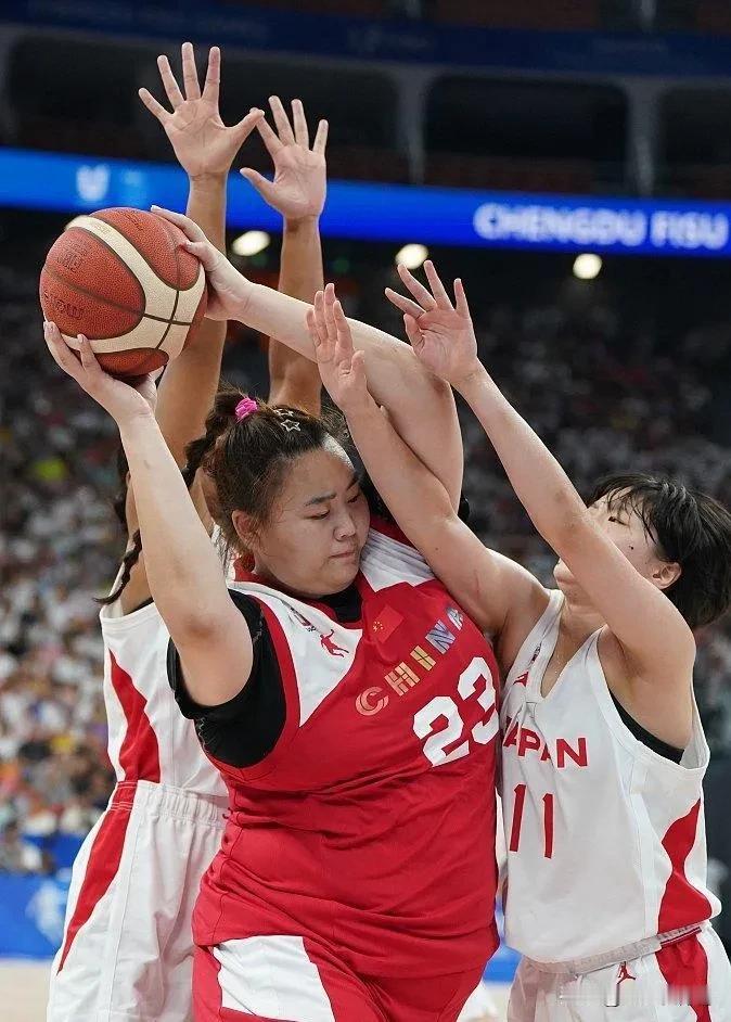 为何对手疯狂夹击女篮内线？女篮对尼日利亚的两场热身赛，对手几乎到了肆无忌惮夹击