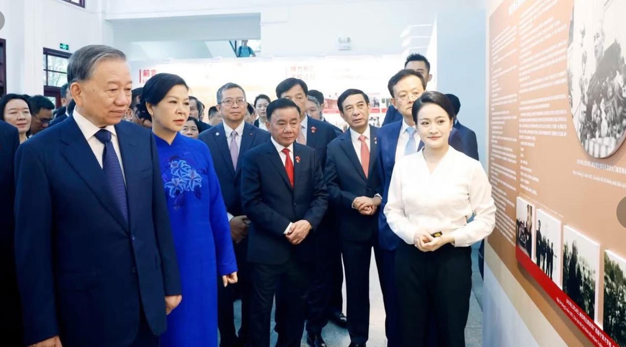 苏林启程回国前访问广西大学！4月17日上午苏林访问广西大学，还上台演讲，演讲台背