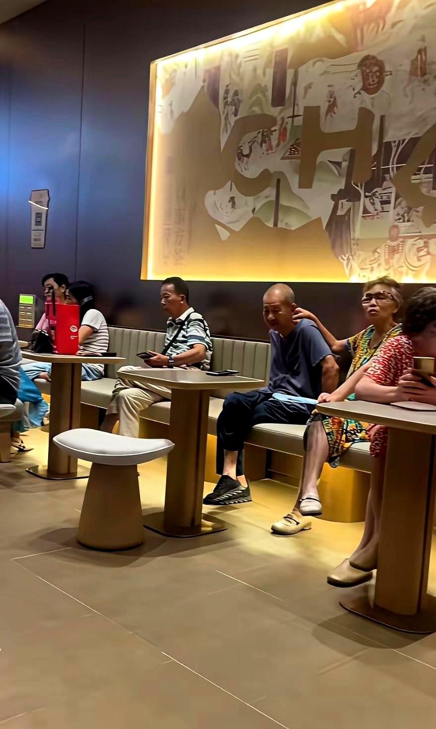 店员小哥的视线，第五次从电脑屏幕飘向门口。后台数据显示，营业额，直接砍掉了六成
