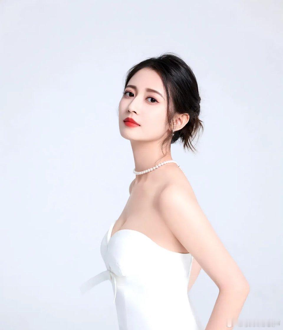 陈钰琪白色抹胸裙搭配精致盘发好美好仙，满满的仙气飘飘，肌肤白皙五官精致的她，就像