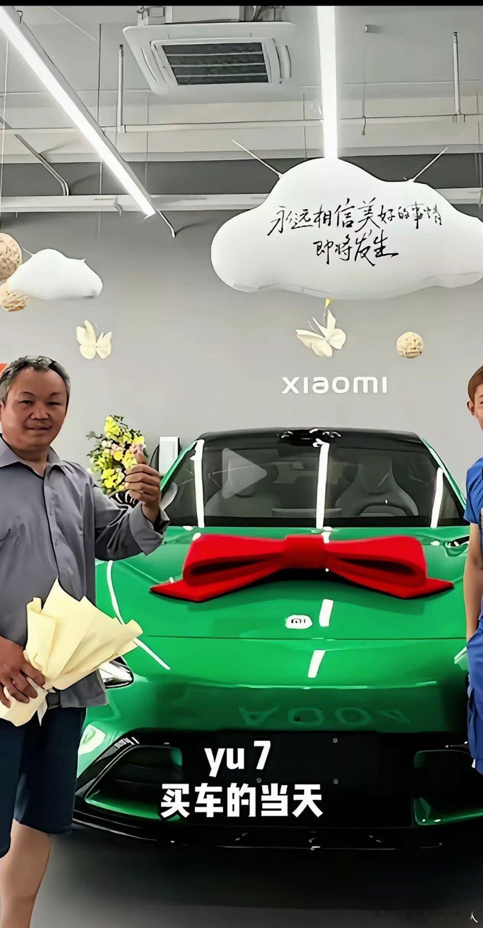 65岁的老父亲给30岁的儿子买一辆30万的车。提车之后父子二人前往KTV，老父亲