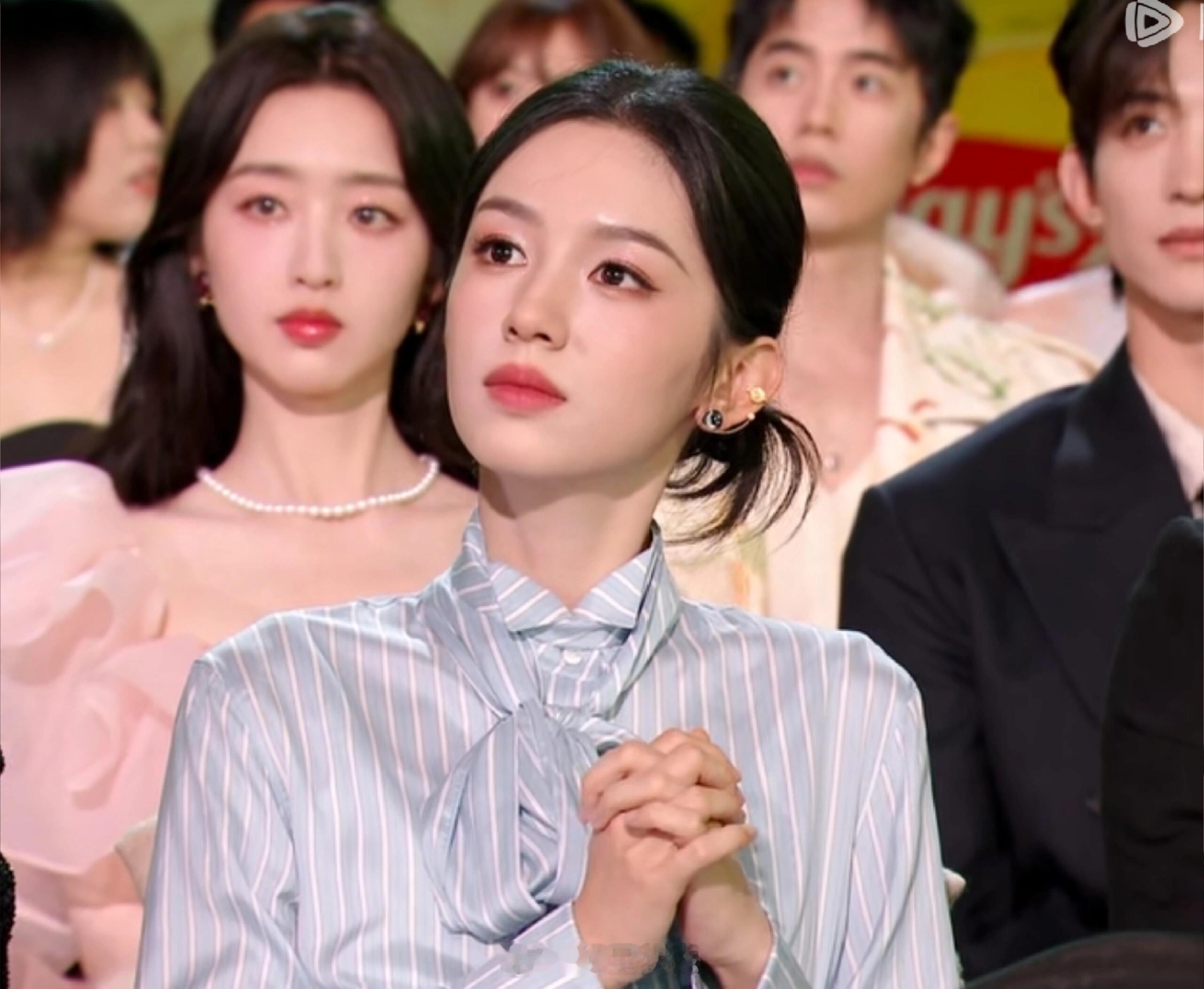 周也怎么穿个衬衫就来了，真的太美了吧啊啊啊白天是女王晚上是女神