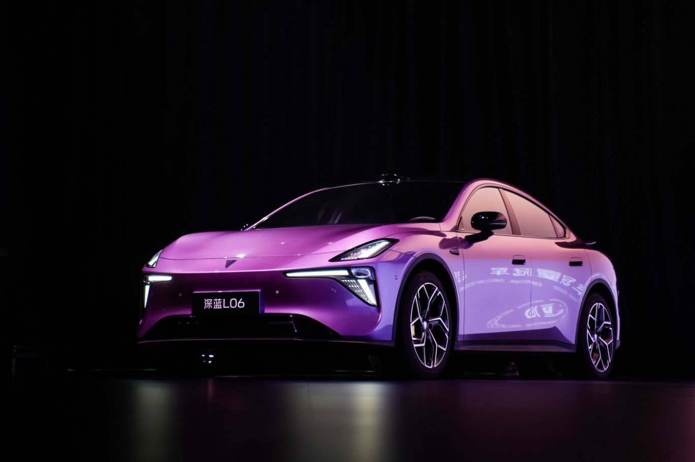 深蓝L06预售开启!定位“长续航磁流变激光智能轿跑”,专为年轻一代打造。新车搭载