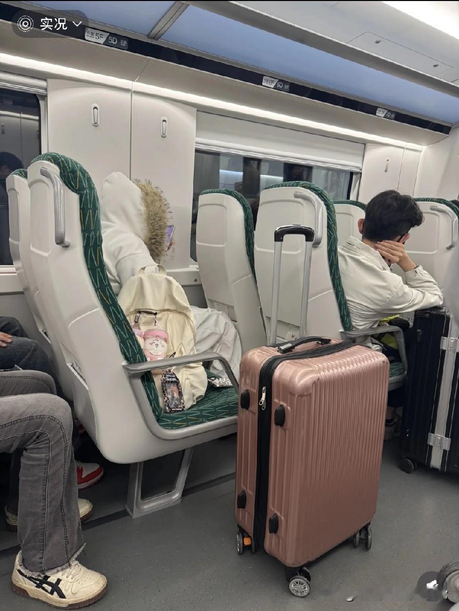 行李占座装没看见，年轻人的素质呢!这车厢画面，真有点窝火：明明空位够，但有