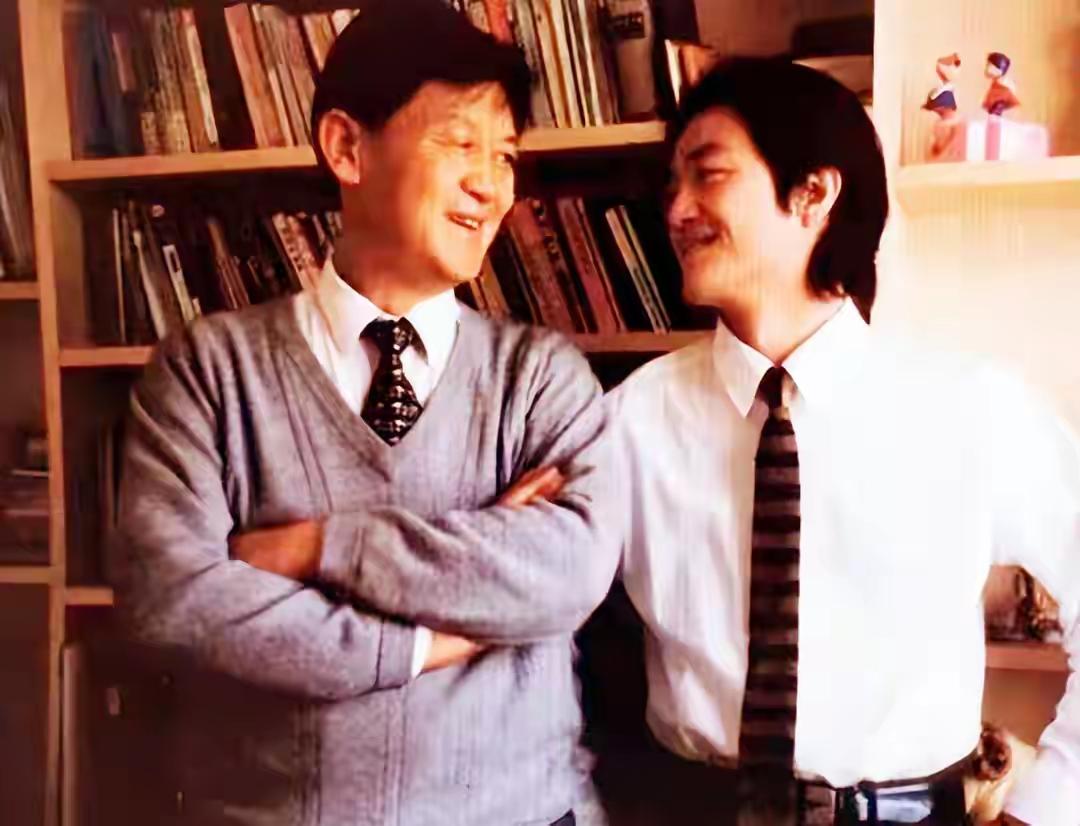 李亚鹏说：永远忘不了，我爸跟我说的一句话，他说，一个男人不一定要赢得世界，但是一