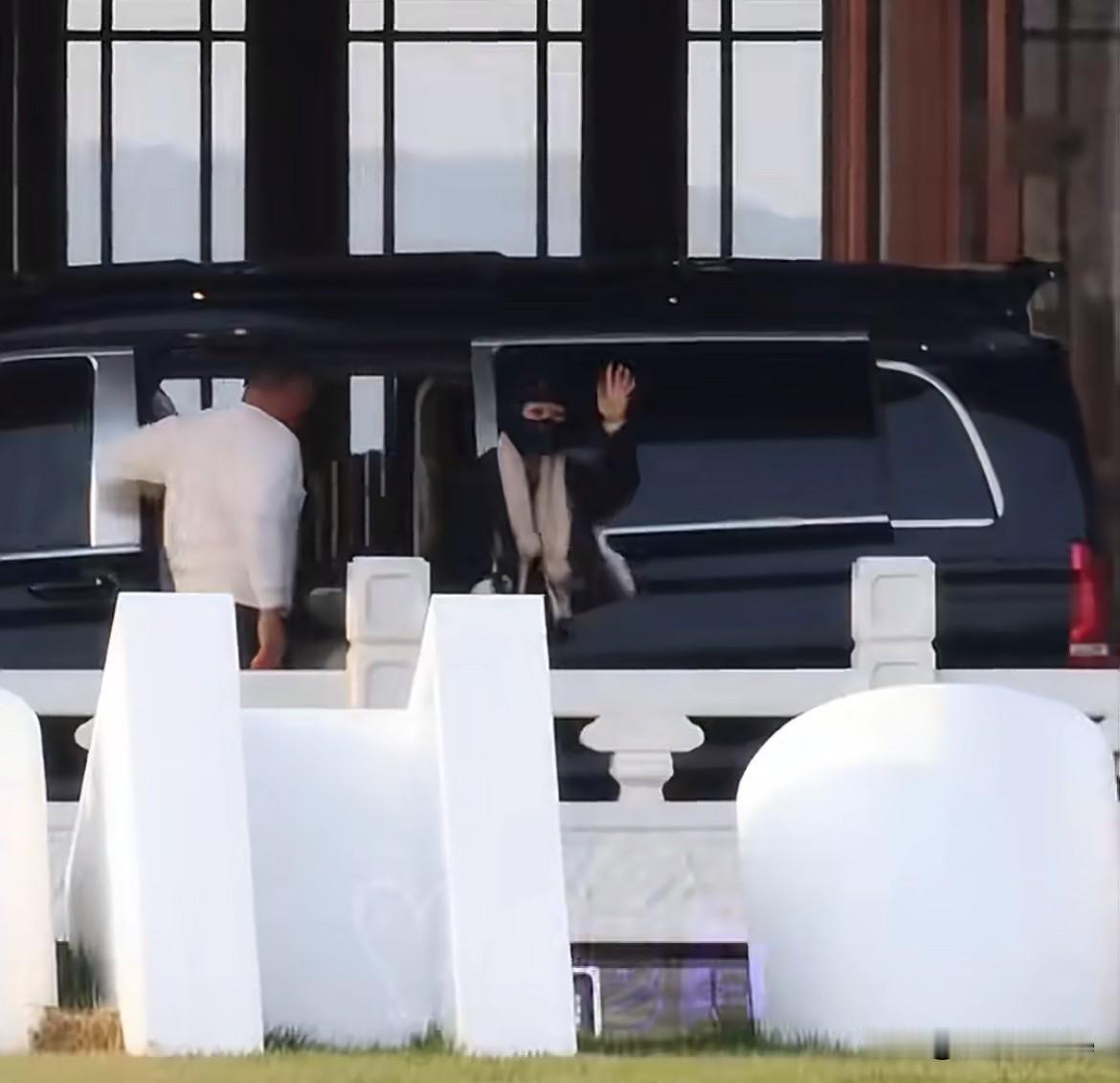 2月3日，杨紫出发🧣之夜，穿着保暖包裹严实，远远看到粉丝一下车就挥手打招呼这