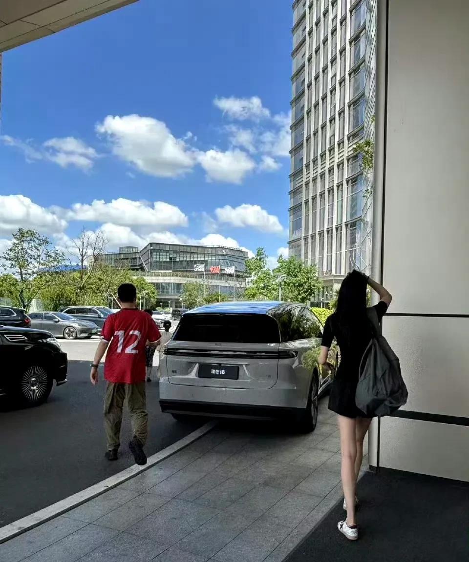 李想老婆这身材真是绝了，谁能看得出这是已经生了5个孩子的妈妈？李想夫妇现身常州
