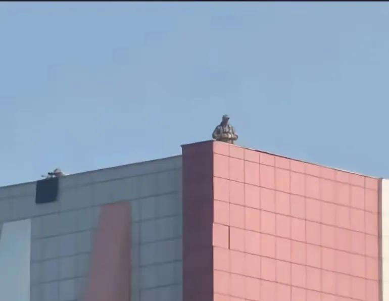 俄罗斯胜利日大阅兵的安保工作非常地紧密严谨，其严格程度超乎人的认知和想象。在不远