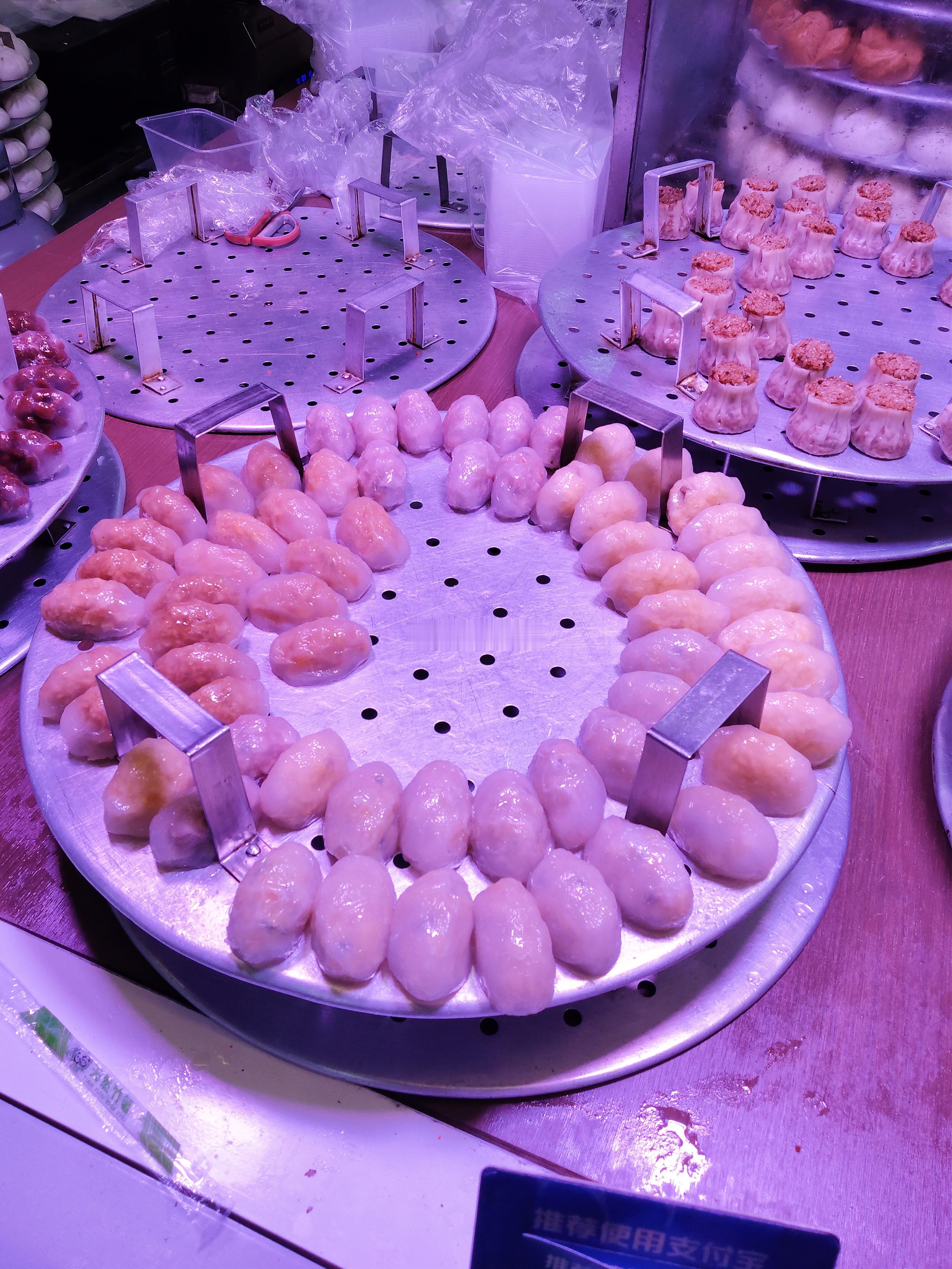 龙眼南夜宵街的这家面包粿品店，也是有烧卖、虾饺、紫菜卷这些，一斤是24元，那天吃