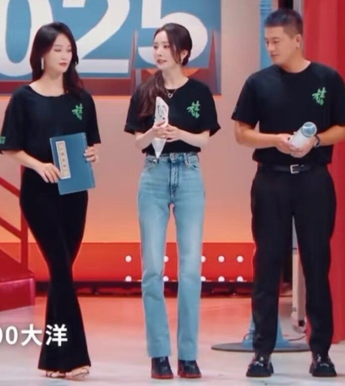 杨幂的腿太长了，欧豪一直盯着她的腿看​​​