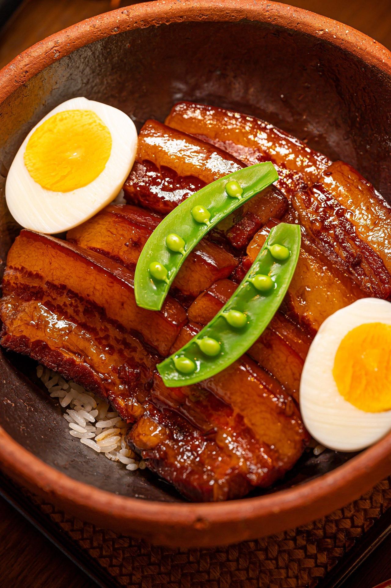 美食总能治愈人心，今天分享两道超棒的美食。先说说烧鸡，我曾花八千学来这技术，虽