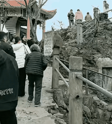 这个老太太手太欠！都这把年纪了，还不该稳重些吗？视频里，这老太走路费劲，