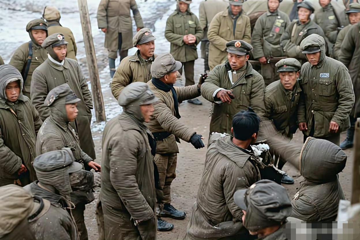 这两张定格在1948年淮海战役战场上的照片，由美国《LIFE》杂志随军摄影师拍摄