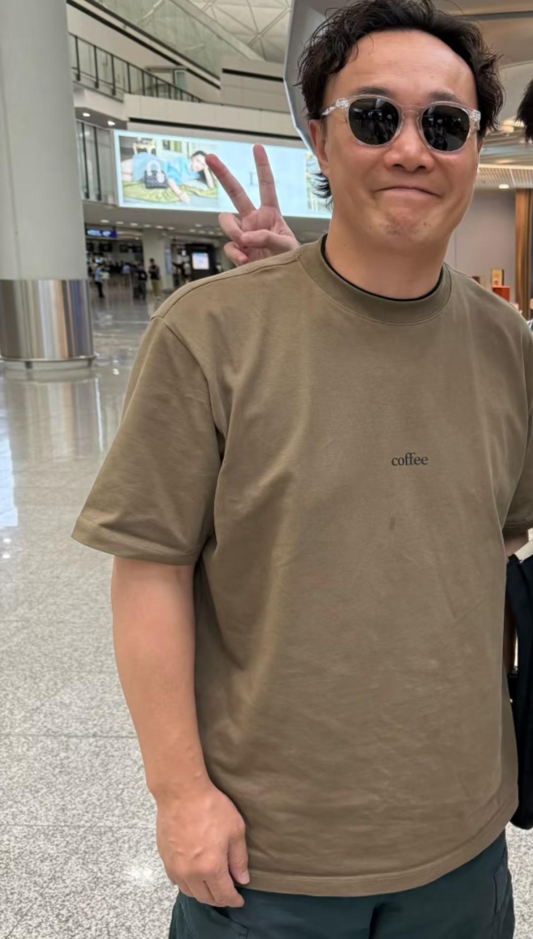 机场偶遇陈奕迅也太幸福了吧！墨镜遮不住的笑意，这次见面Eason肉眼可见圆润了点