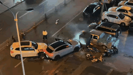 一次酒局引发的破产，宝马轿车连续撞击10辆汽车后继续加速逃逸，最终撞毁路边变压器