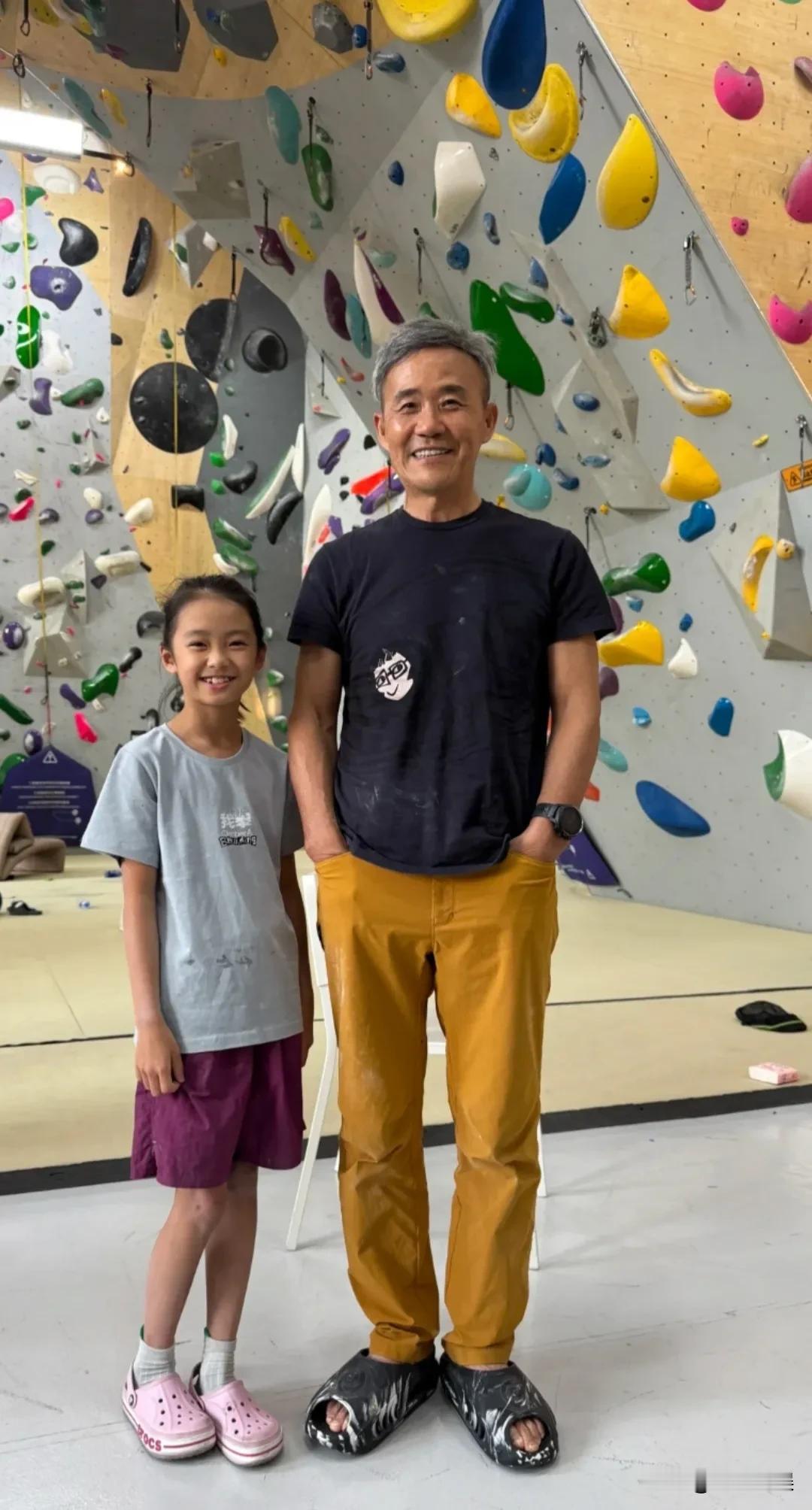 哇！王石这是逆生长了呀，75看起来像57！攀岩馆遇见王石，年过古稀的他，满头