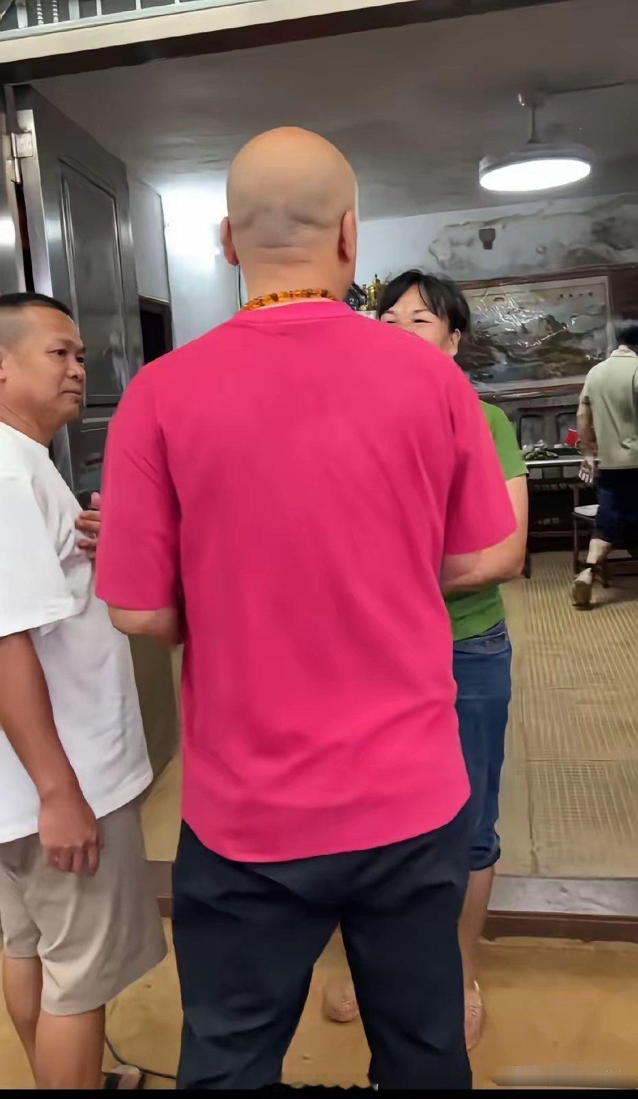 近日，广东电视台主持人卢俊宇去了全红婵家做客了。看看人家全爸全妈是怎么招呼客人的