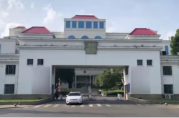 机关大院的停车场，最近画风变得有点快。过去常见的那些帕萨特、奥迪、雅阁，现在