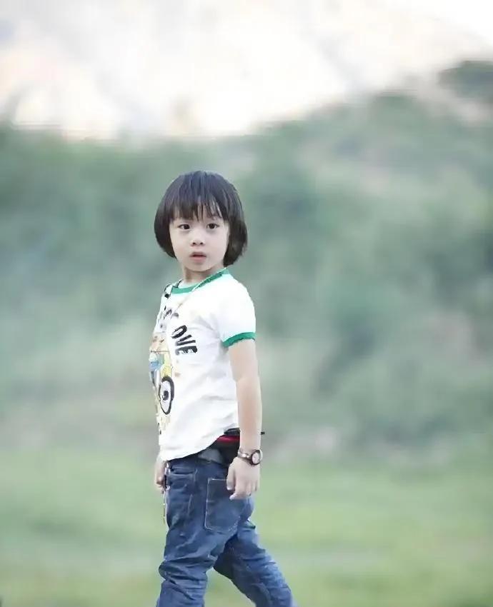从《爸爸去哪儿》萌娃到帅气少年：Kimi的惊艳蜕变引全网热议“时光飞逝，当年的