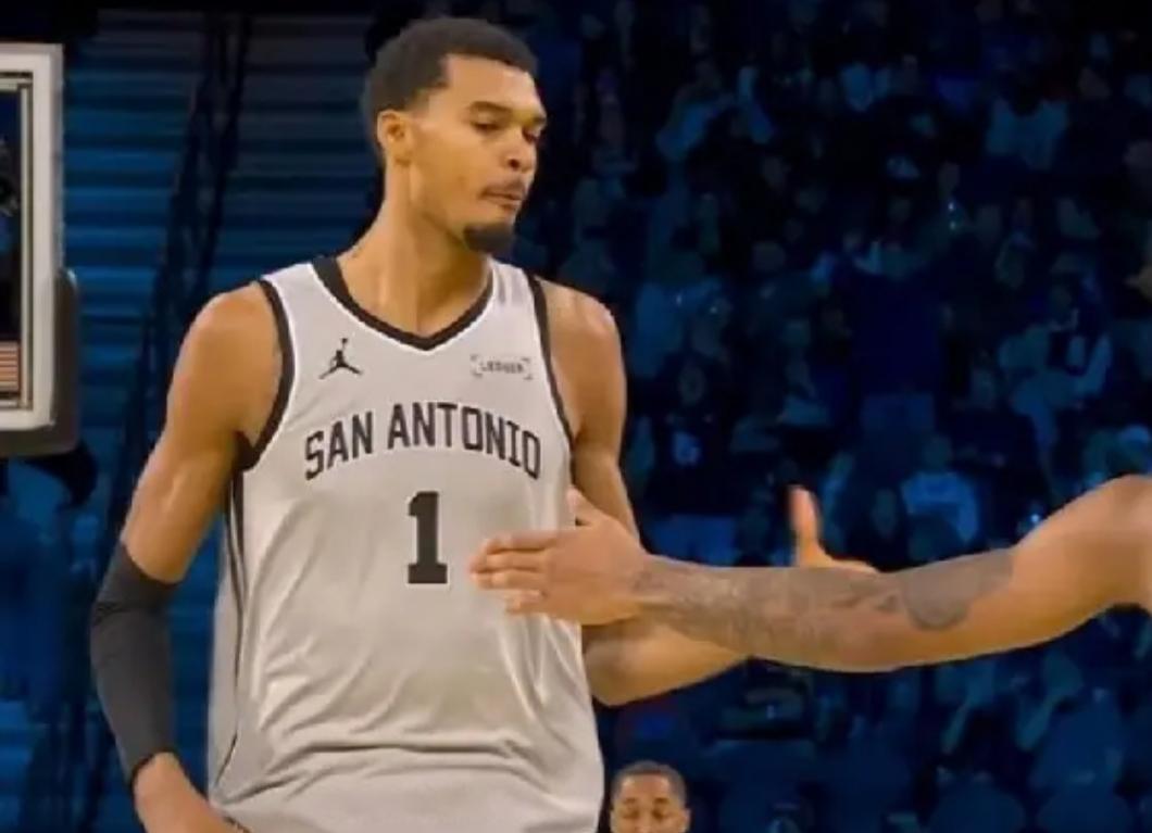 马刺正在策划NBA大结局：用文班亚马+字母哥，撕碎所有冠军剧本。看看这个画面：