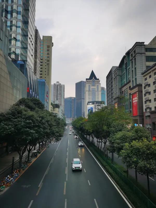 每个城市都有独特的魅力。就说成都，前两天看到个榜单，它的摩天楼数量排到全球第十了