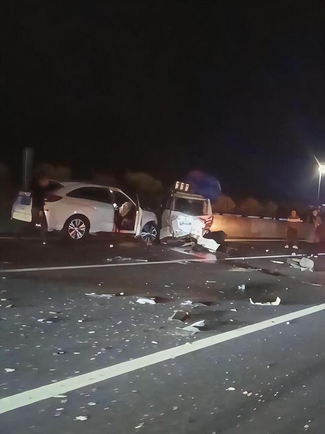 深夜高速惊魂！9死7伤的连环撞，竟因这两个“隐形杀手”12月6日深夜22点