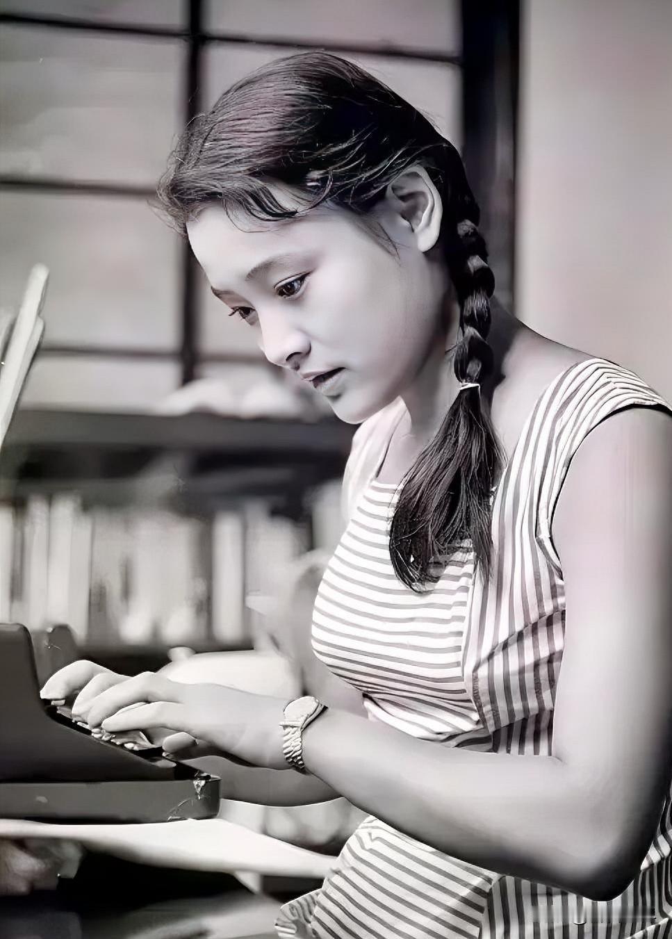 关注点不在少女陈冲的身上，在她手处的部位。如果放在现在，一点不稀奇。可那个年代，