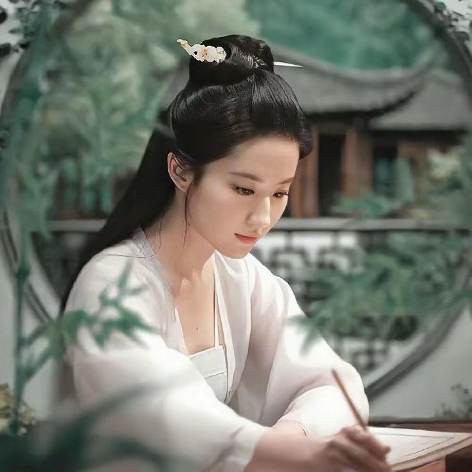 为什么刘亦菲从不接清宫戏，当她换上“甄嬛装”后，一出场就剧终