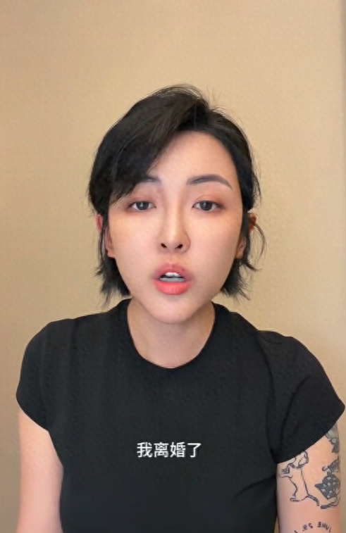 四斤黄金凤冠碎了一地：张凯毅离婚撕开的，是爱情最残酷的真相千万粉丝博主张凯毅，在哺乳期宣布离婚了。那