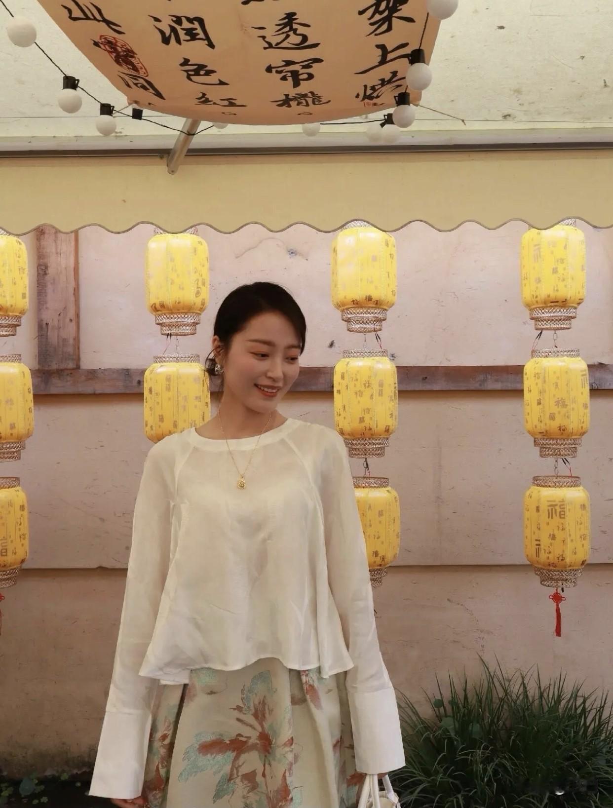 首先要颈肩打开，很多人显土气、憔悴，就是因为含胸驼背、脖子前伸。像贵气女人那样，