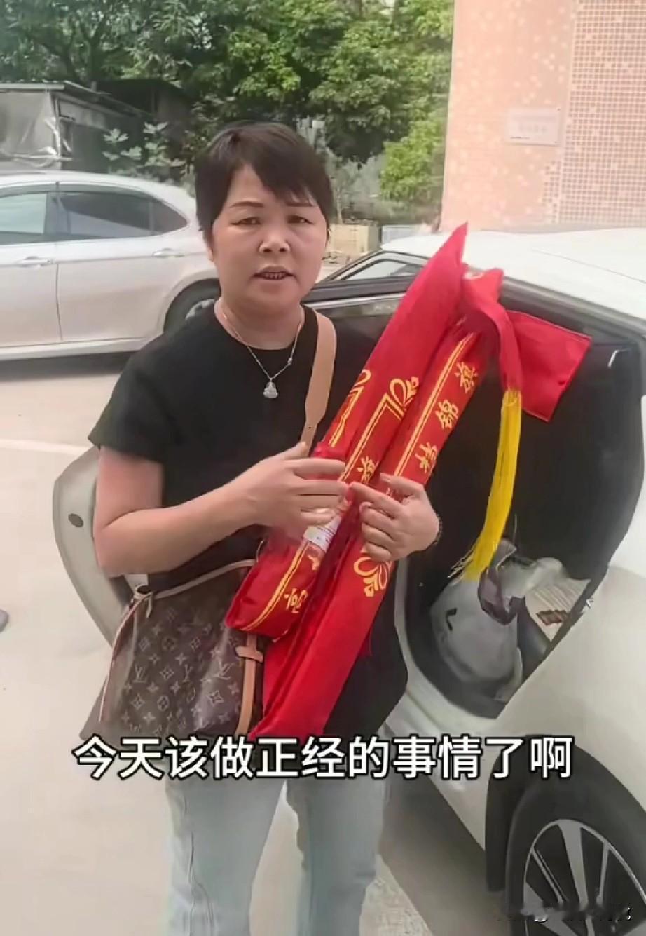 叶锐聪妈妈发视频说，今天要做正经事了，第一就是把该送的锦旗都送出去，但是