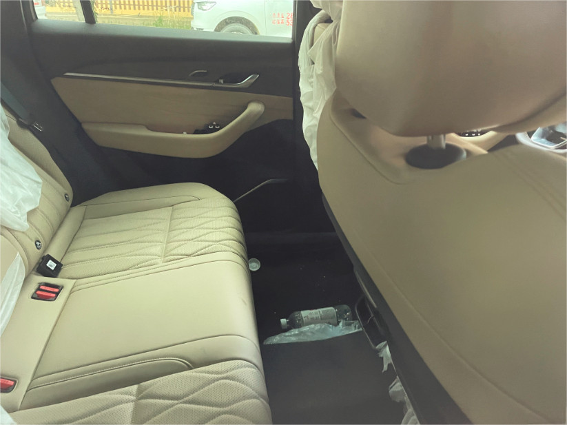 吉利星越L中期改款内饰谍照首次曝光，最大变化在于取消现款中控+副驾双联屏设计，换