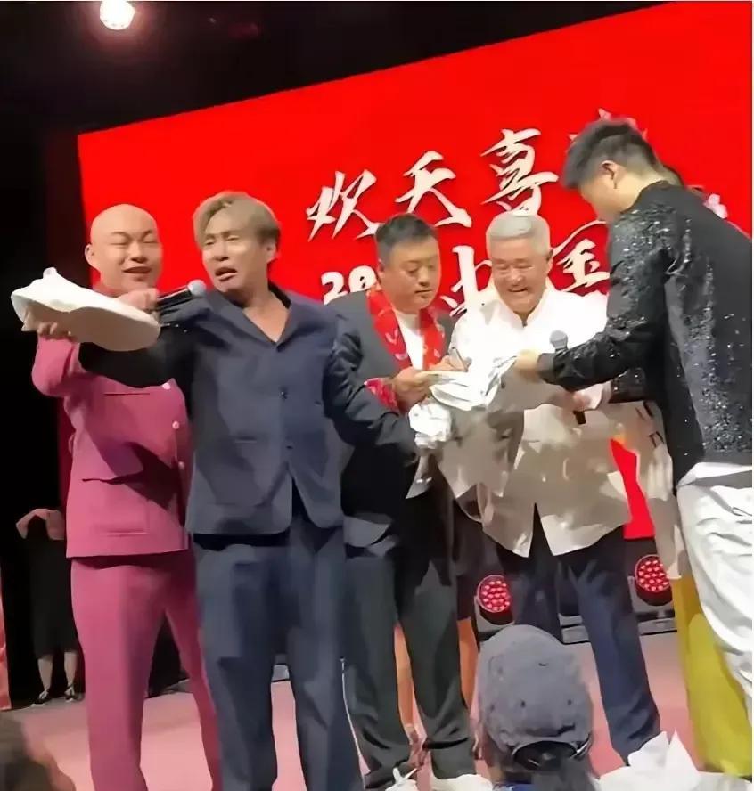 前些日子，赵本山领着一帮徒弟到新加坡进行巡演，没想到现场出了点状况。宋小宝在台上