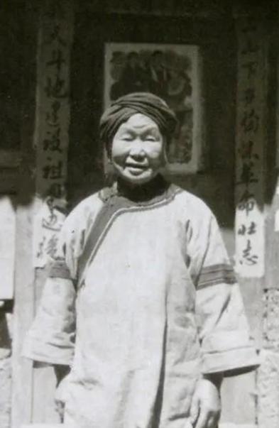 1943年，几个日伪军怀疑一女乞丐是地下党，就要检查她。突然，女乞丐从包裹里拿出