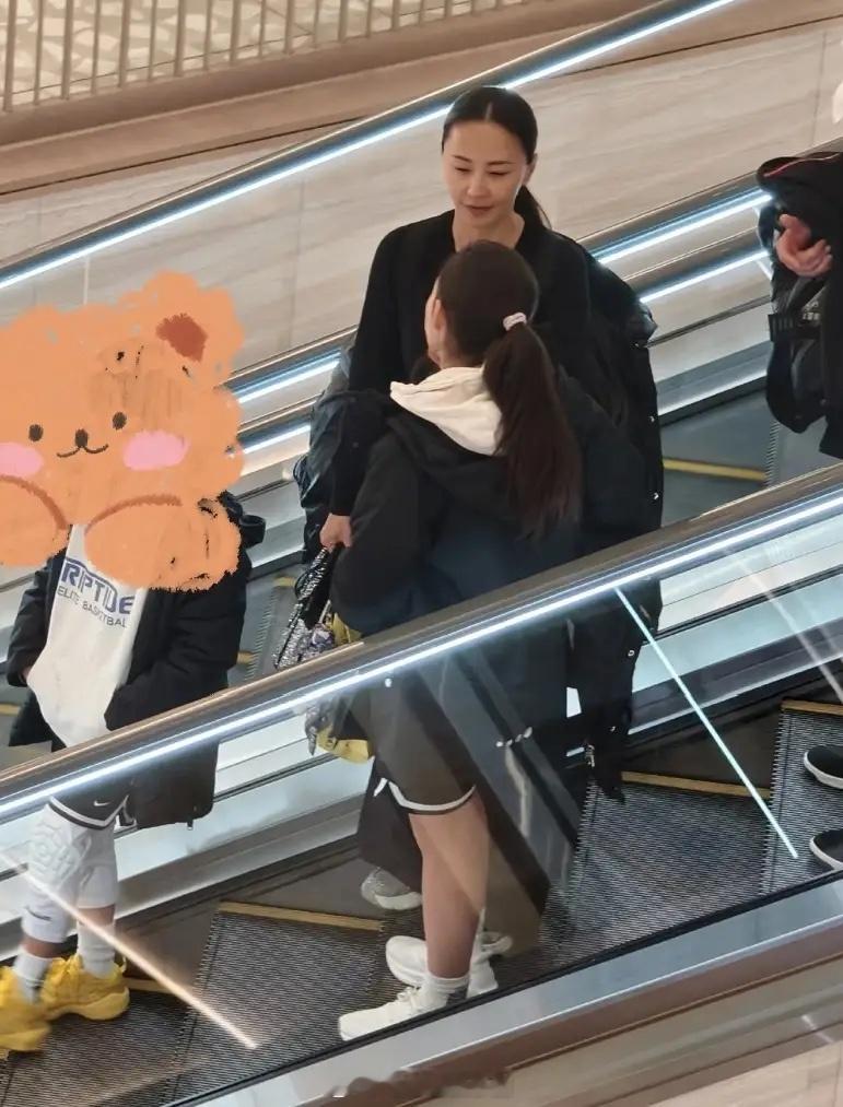 马雅舒一家上海逛街，外国老公变胖变老了米雅不怕冷穿短裤发量多！