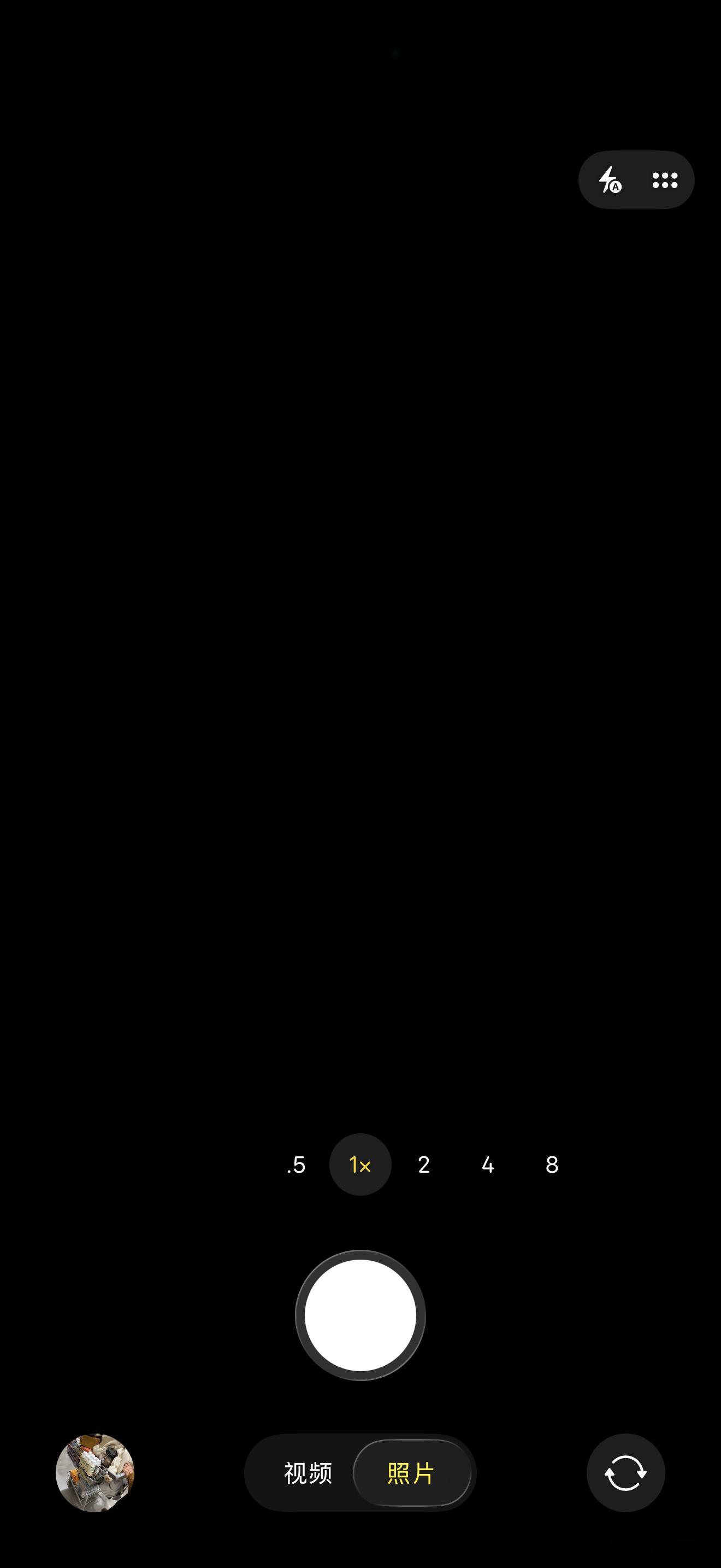 iPhone17系列刚上市那会我就遇到微信直接拍照会黑屏卡死，后来10月上市的