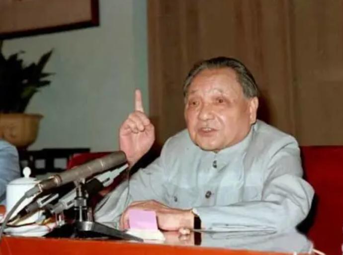 1988年邓小平决定恢复军衔制，却下令取消元帅和大将军衔，为何？上世纪八十年代，