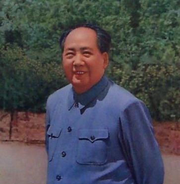 1940年延安，毛主席去食堂时，一个人拎着木棍朝毛主席后脑勺砸去，千钧一发之际，