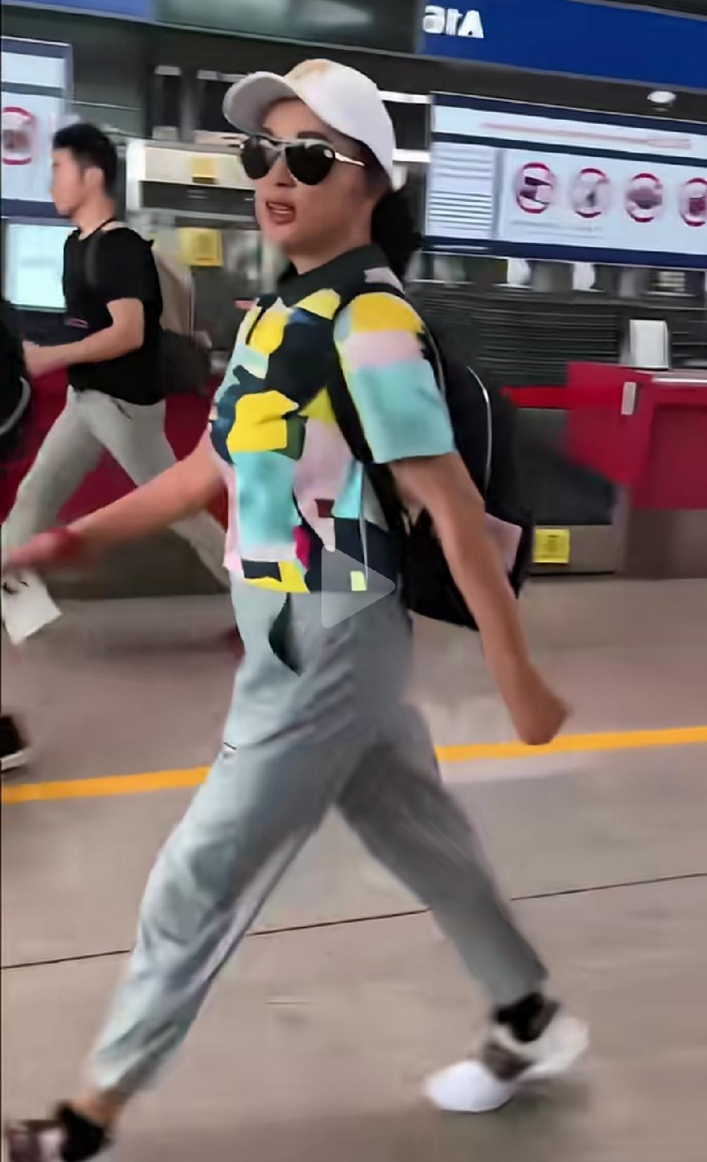 她审美一直一言难尽，花花绿绿、乱七八糟，感觉穿得很廉价。明明不缺钱，问题是她从来