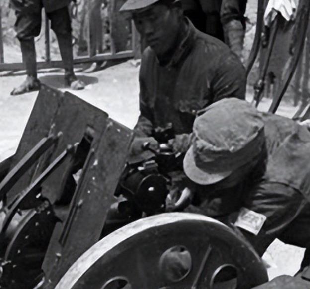 1940年，八路军炮连连长，盯着两门炮愁得头发都快揪完了，因为仅剩3发炮弹，大战