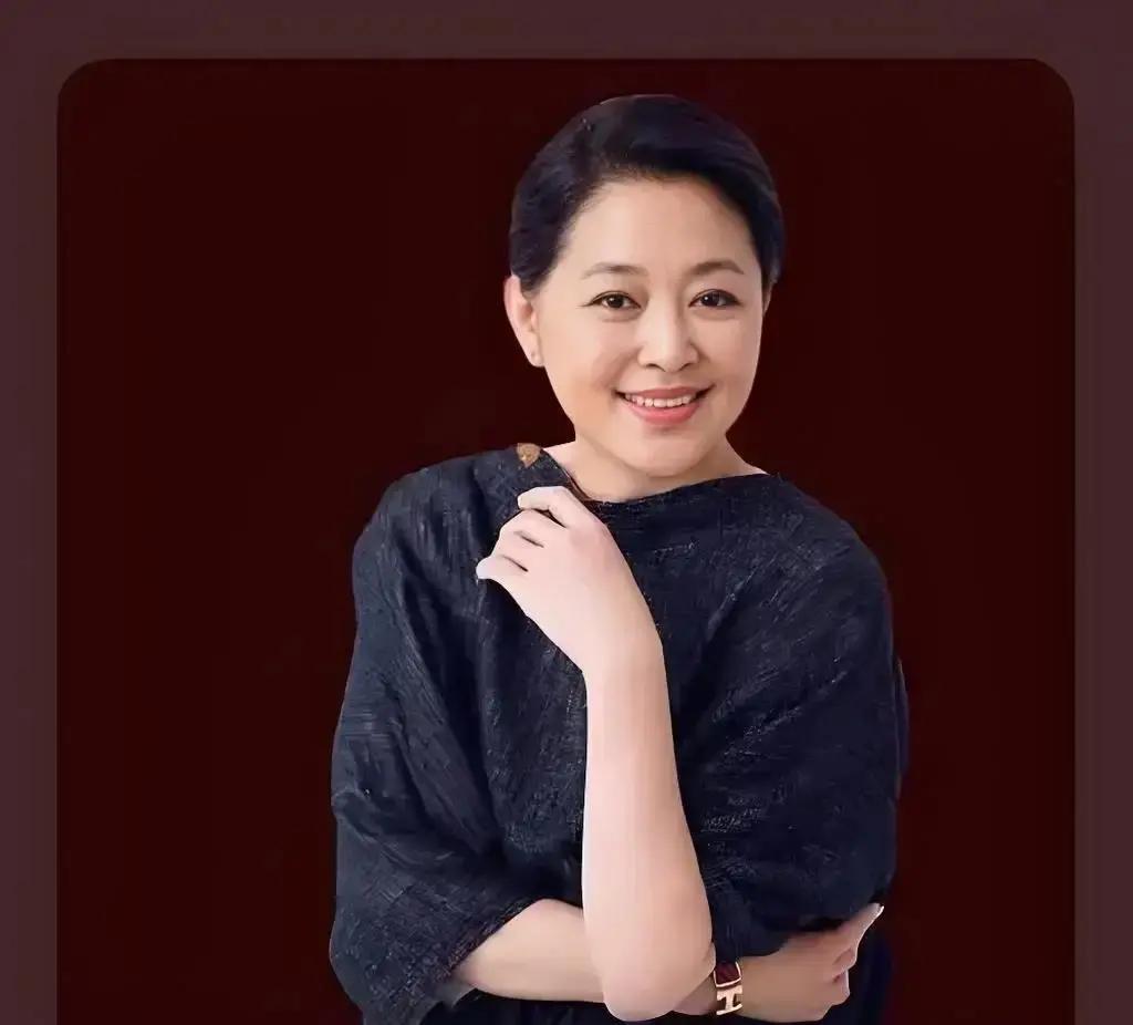 倪萍说自己八十年代初期，利用拍戏的时间织毛裤，半年织了12条，姥姥舅舅和姨们人人