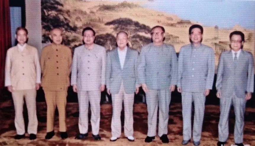 上世纪九十年代初的一张珍贵照片，距离现在已有三十多年了，画面充满了浓郁的年代感和