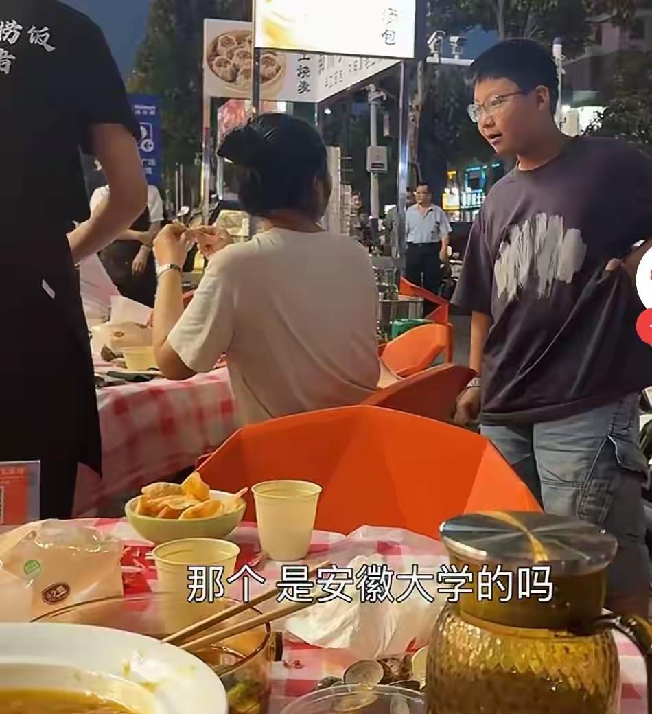 烧烤摊意外重逢失联十几年老同学，缘分真的太奇妙。5月23日晚，山东烟台的孙女